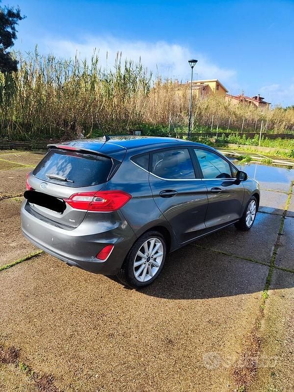 Usata Ford Fiesta Titanium 86 CV (63 kW) 2018 Grigio Utilitaria