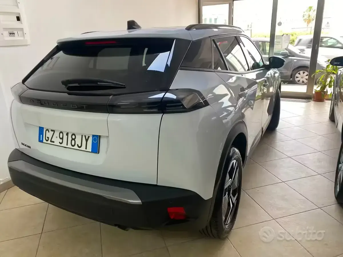 Usata Peugeot 2008 Allure 101 CV (74 kW) 2025 Bianco SUV