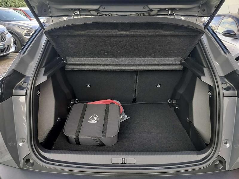 Usata Peugeot e-2008 Allure 100 kW (136 CV) 2024 Grigio SUV