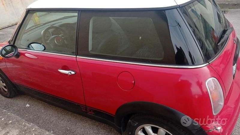 Begagnad Mini ONE 90 HK (66 kW) 2002 Röd Halvkombi