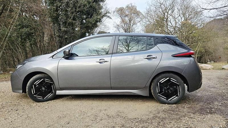 Usata Nissan Leaf Tekna 89 kW (122 CV) 2022 Grigio Utilitaria