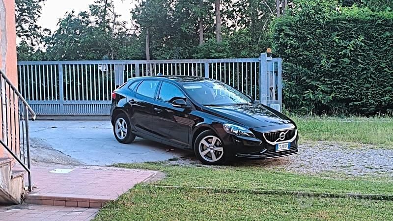 Usata Volvo V40 120 CV (88 kW) 2018 Nero Berlina