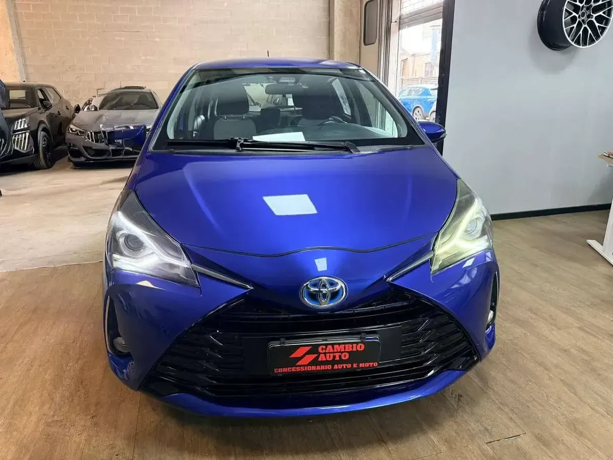 Usata Toyota Yaris Hybrid Active 73 CV (53 kW) 2018 Blu/azzurro Berlina
