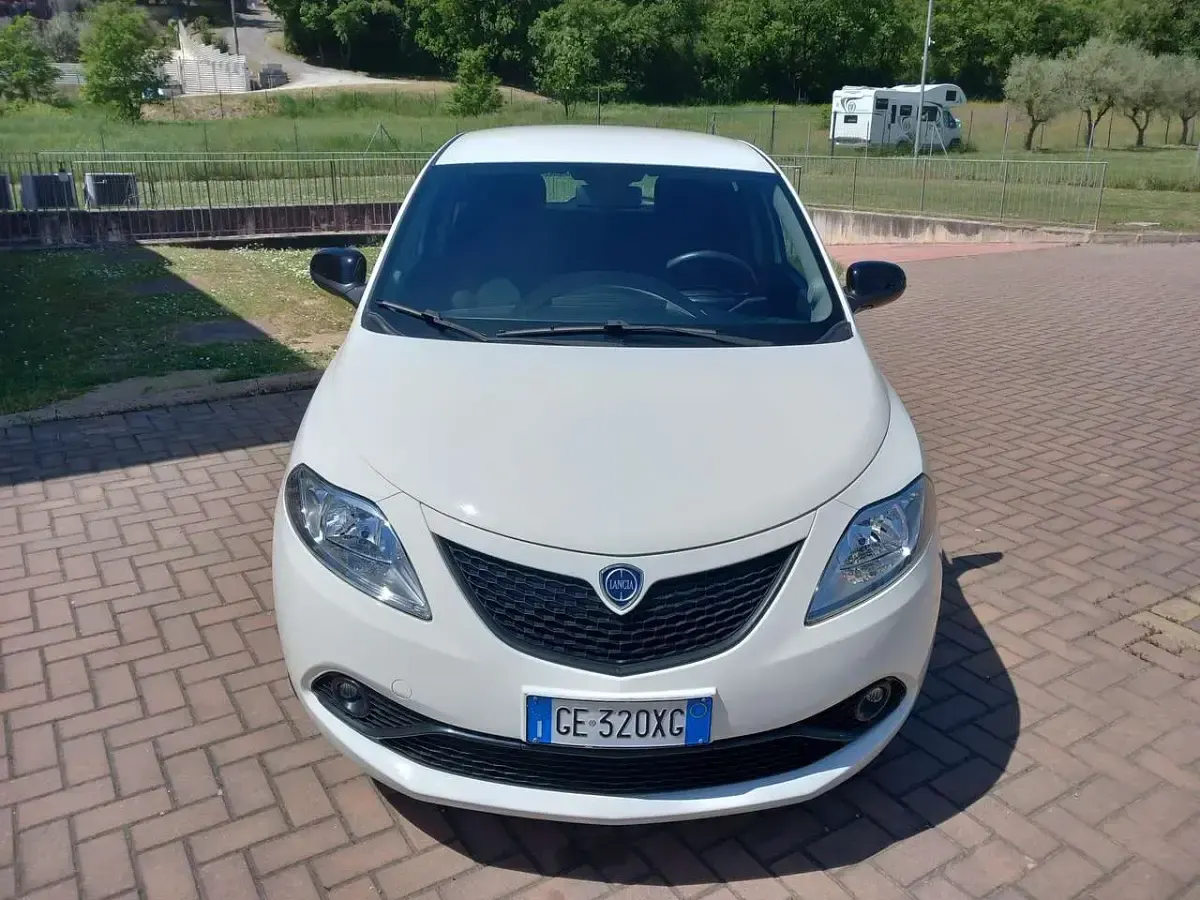 Gebraucht Lancia Ypsilon Gold 69 PS (50 kW) 2021 Weiß Kleinwagen