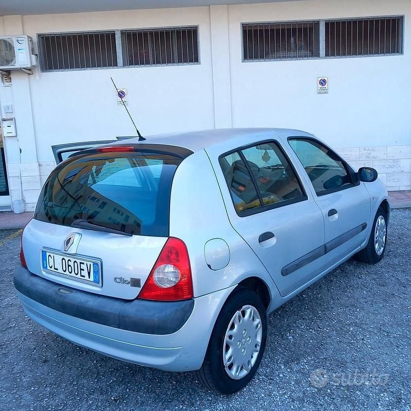 Usata Renault Clio II 58 CV (42 kW) 2004 Grigio Berlina