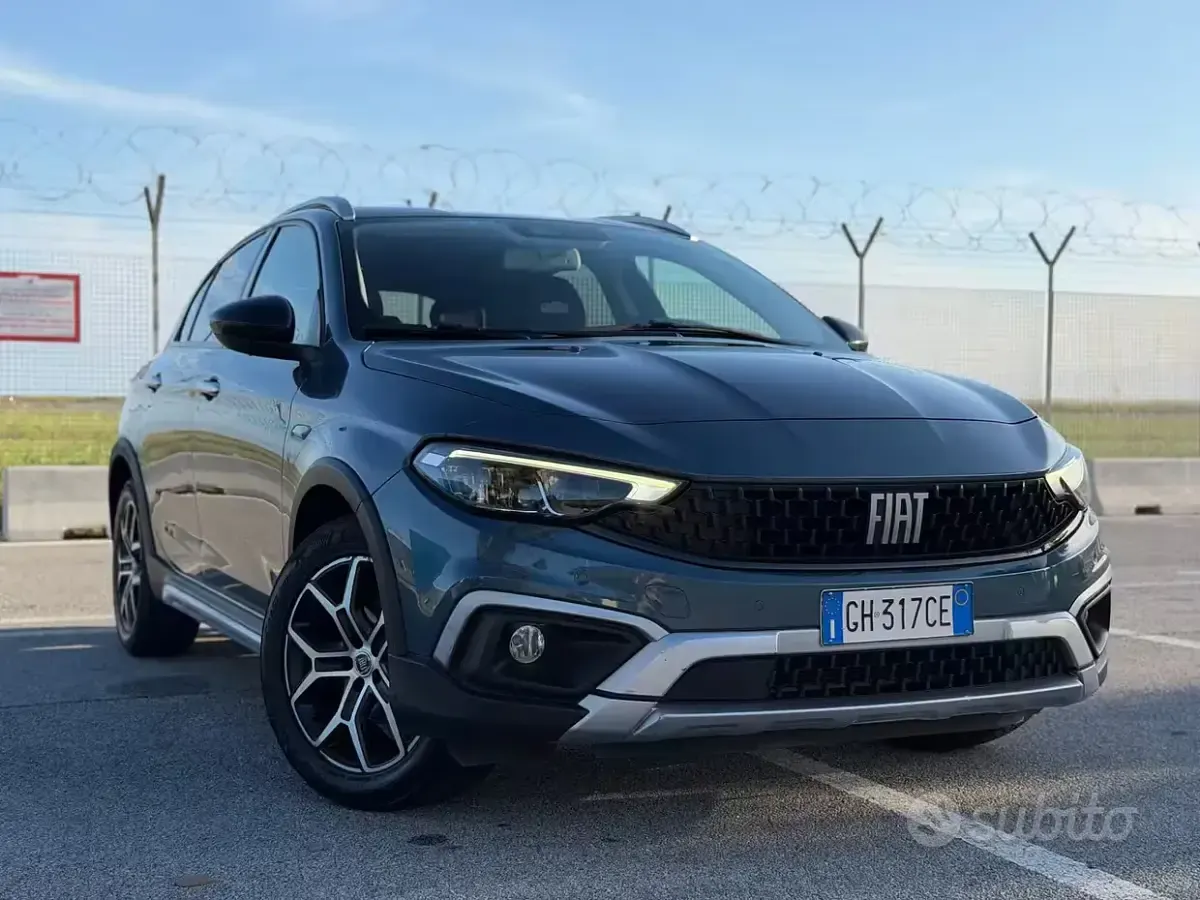 Usata Fiat Tipo Cross 100 CV (73 kW) 2022 Bluazzurro Berlina