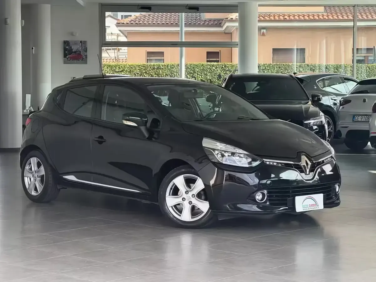 Usado Renault Clio IV Expression 73 CV (53 kW) 2014 Púrpura Berlina