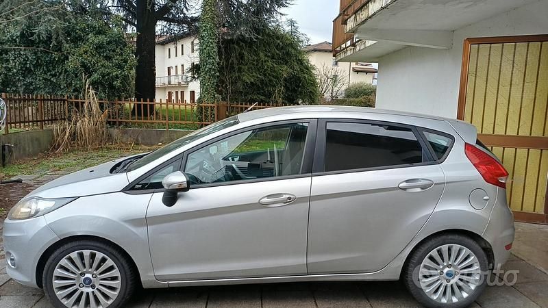 Occasion Ford Fiesta 97 ch (71 kW) 2012 Gris Citadine