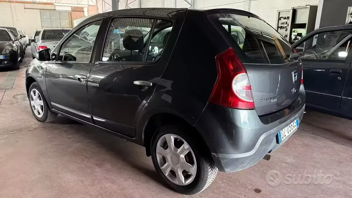 Usata Dacia Sandero Lauréate 72 CV (52 kW) 2010 Grigio Berlina