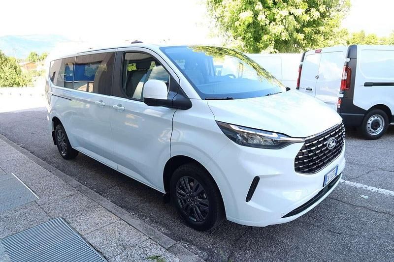 Usata Ford Tourneo Titanium 136 CV (100 kW) 2024 Bianco Monovolume