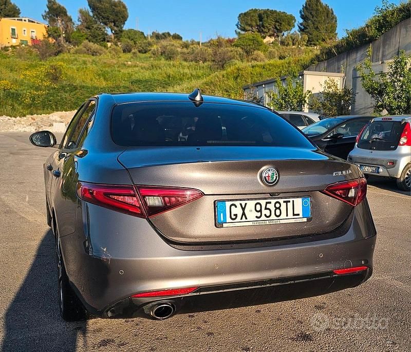 Usata Alfa Romeo Giulia 160 CV (117 kW) 2020 Grigio Berlina