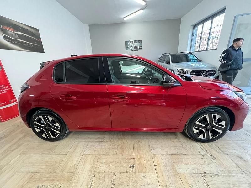 Usata Peugeot 208 Allure 100 CV (73 kW) 2024 Rosso Utilitaria