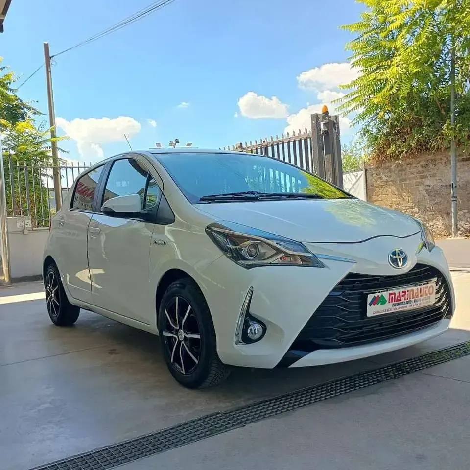 Usata Toyota Yaris Hybrid Cool 73 CV (53 kW) 2019 Bianco Berlina