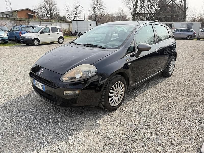 Usata Fiat Punto Lounge 69 CV (50 kW) 2015 Nero Utilitaria