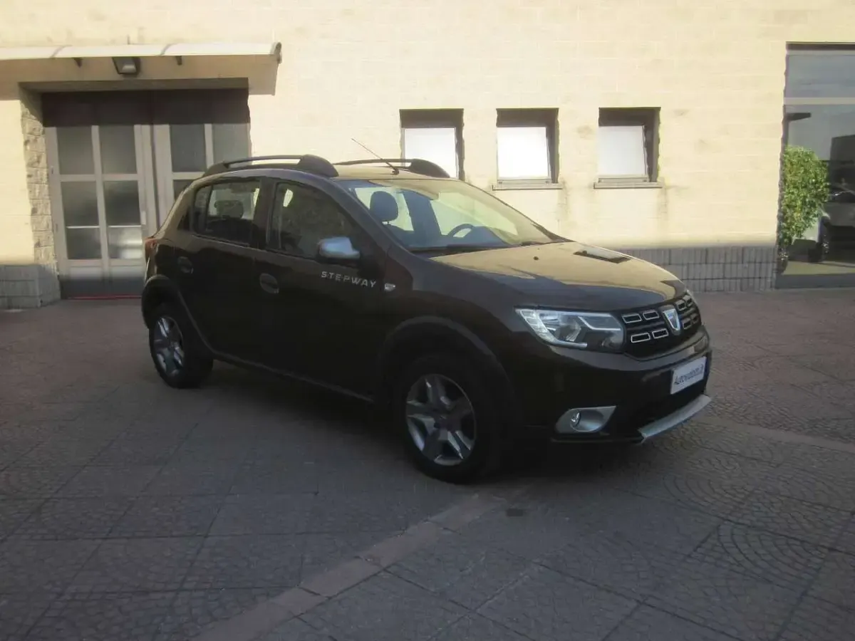 Usata Dacia Sandero Prestige 90 CV (66 kW) 2017 Marrone Berlina