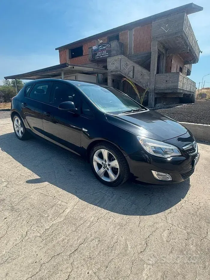 Usata Opel Astra 110 CV (80 kW) 2011 Nero Berlina