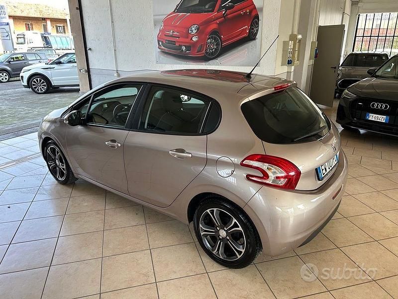 Usata Peugeot 208 Allure 82 CV (60 kW) 2013 Viola metallizzato Utilitaria
