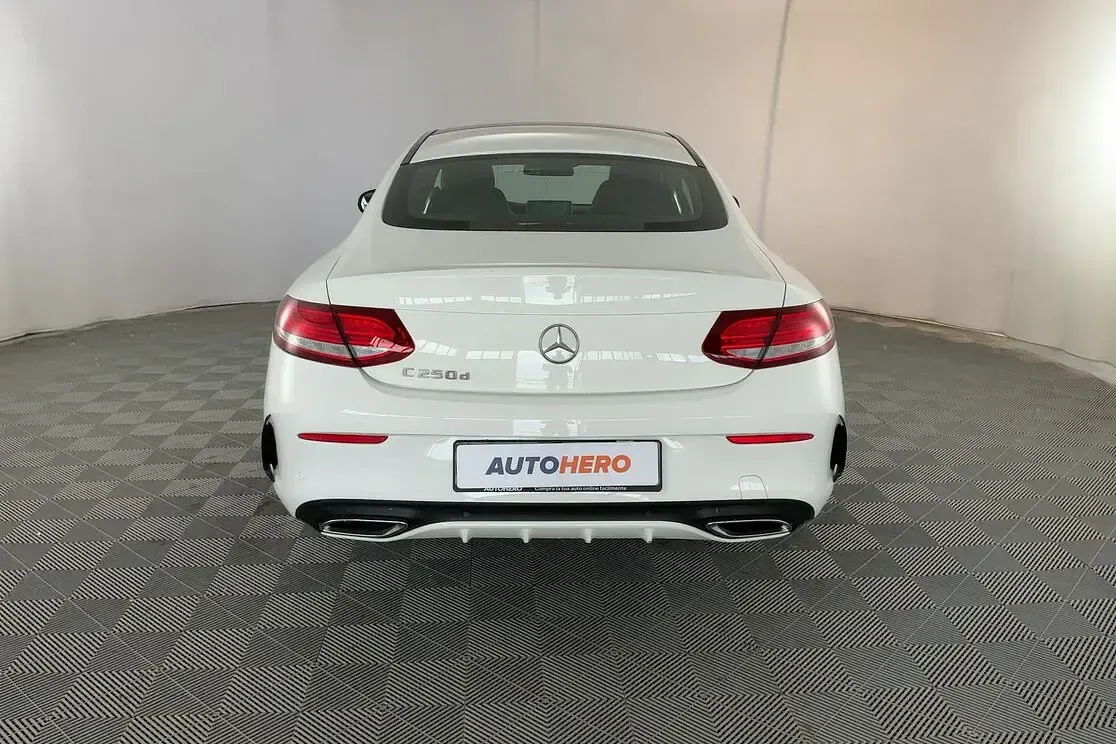 Usado Mercedes C250 Premium 205 CV (150 kW) 2017 Blanco Coupe