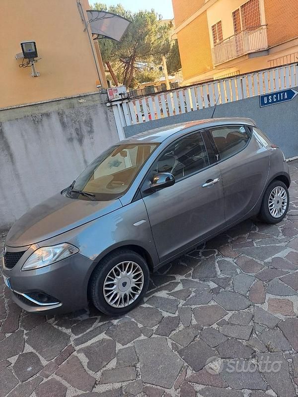 Usata Lancia Ypsilon 69 CV (50 kW) 2016 Grigio Utilitaria