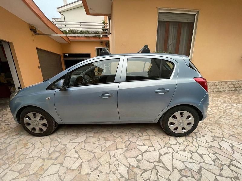 Usata 2009 Opel Corsa Tre volumi | 4000 € - Immagine 1/4