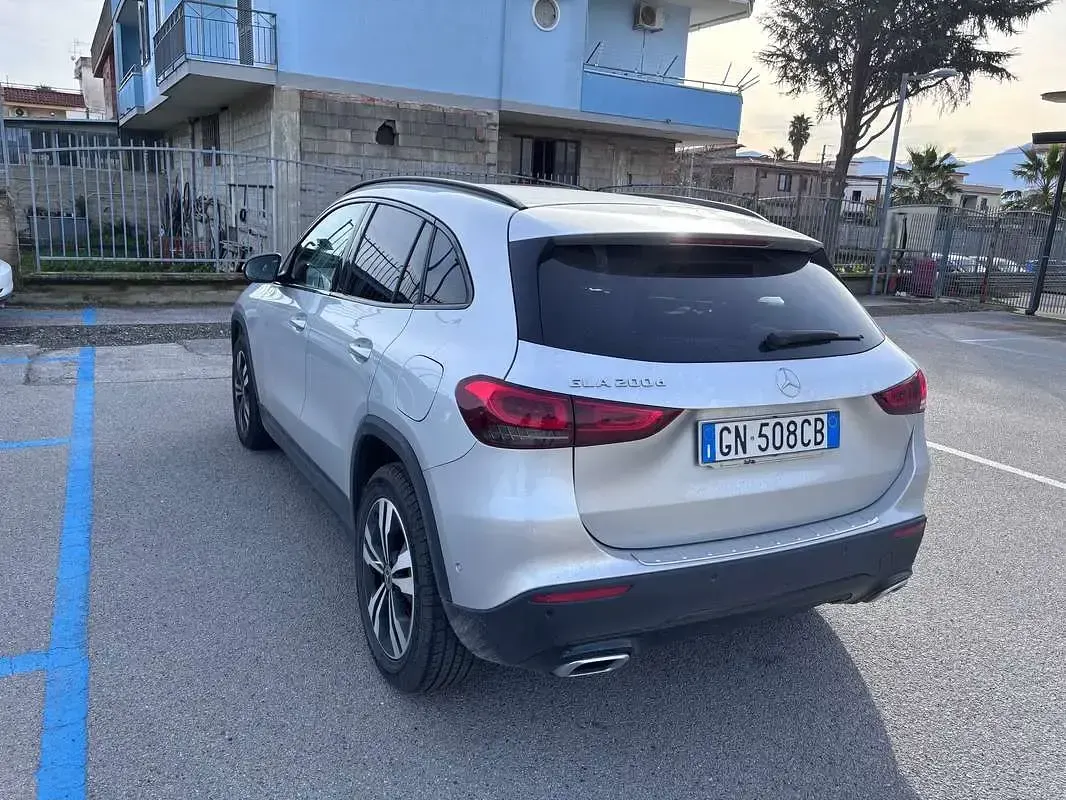 Usata Mercedes GLA200 150 CV (110 kW) 2023 Argento SUV