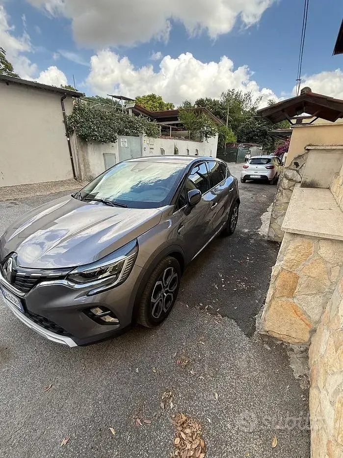 Usata Renault Captur 101 CV (74 kW) 2023 Grigio SUV