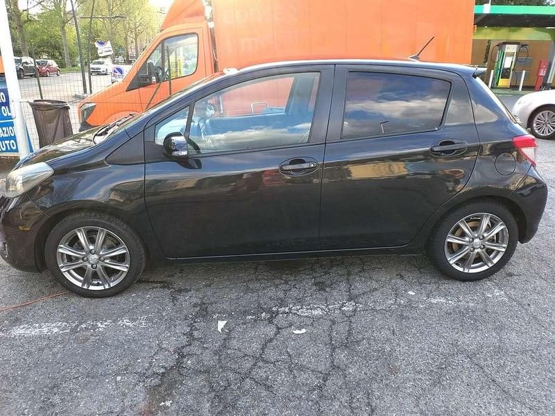 Usata Toyota Yaris Lounge 99 CV (72 kW) 2013 Nero Utilitaria