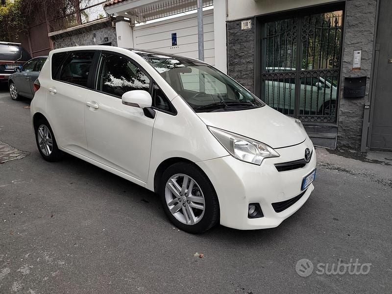 Usata Toyota Verso-S 99 CV (72 kW) 2012 Bianco Monovolume
