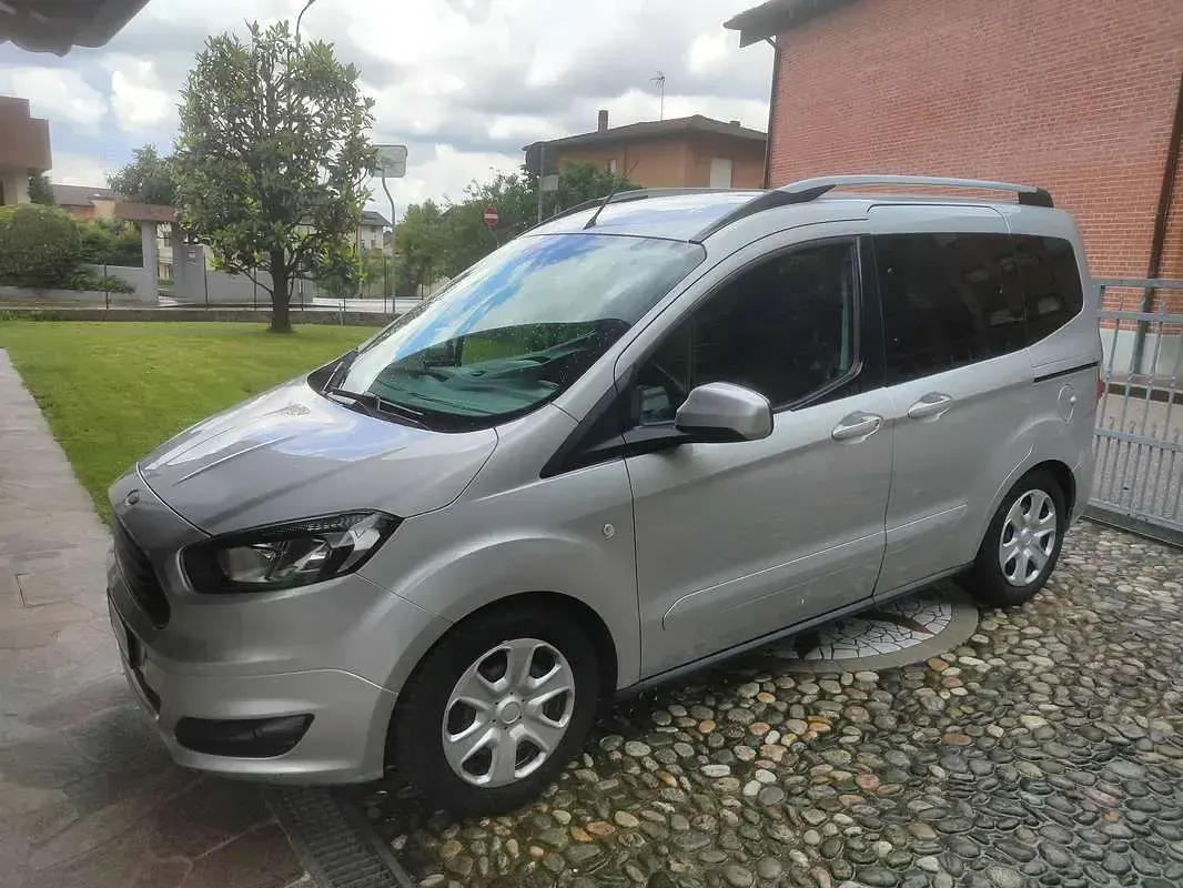 Usata Ford Tourneo Courier 75 CV (55 kW) 2018 Argento Monovolume