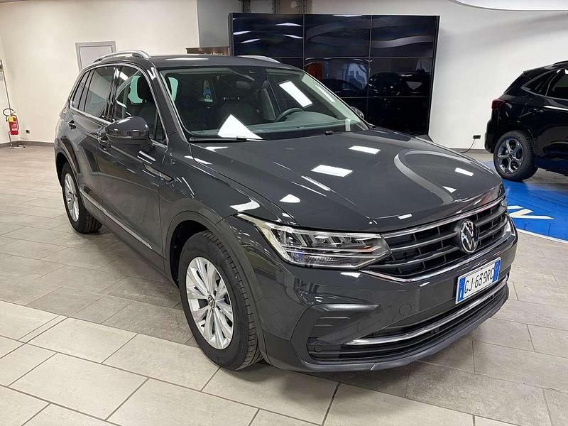 Usata VW Tiguan Life 150 CV (110 kW) 2022 Grigio scuro metallizzato SUV