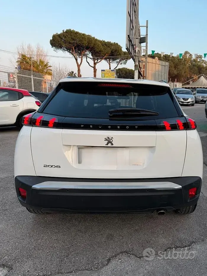 Używany Peugeot 2008 Allure 131 KM (96 kW) 2021 Biały SUV