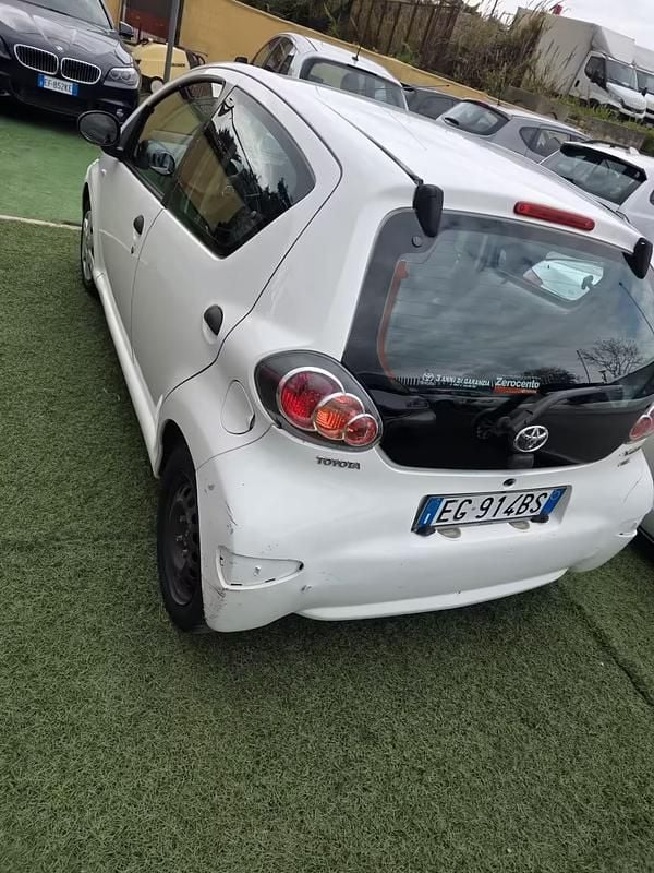 Usata Toyota Aygo 68 CV (50 kW) 2011 Bianco Utilitaria