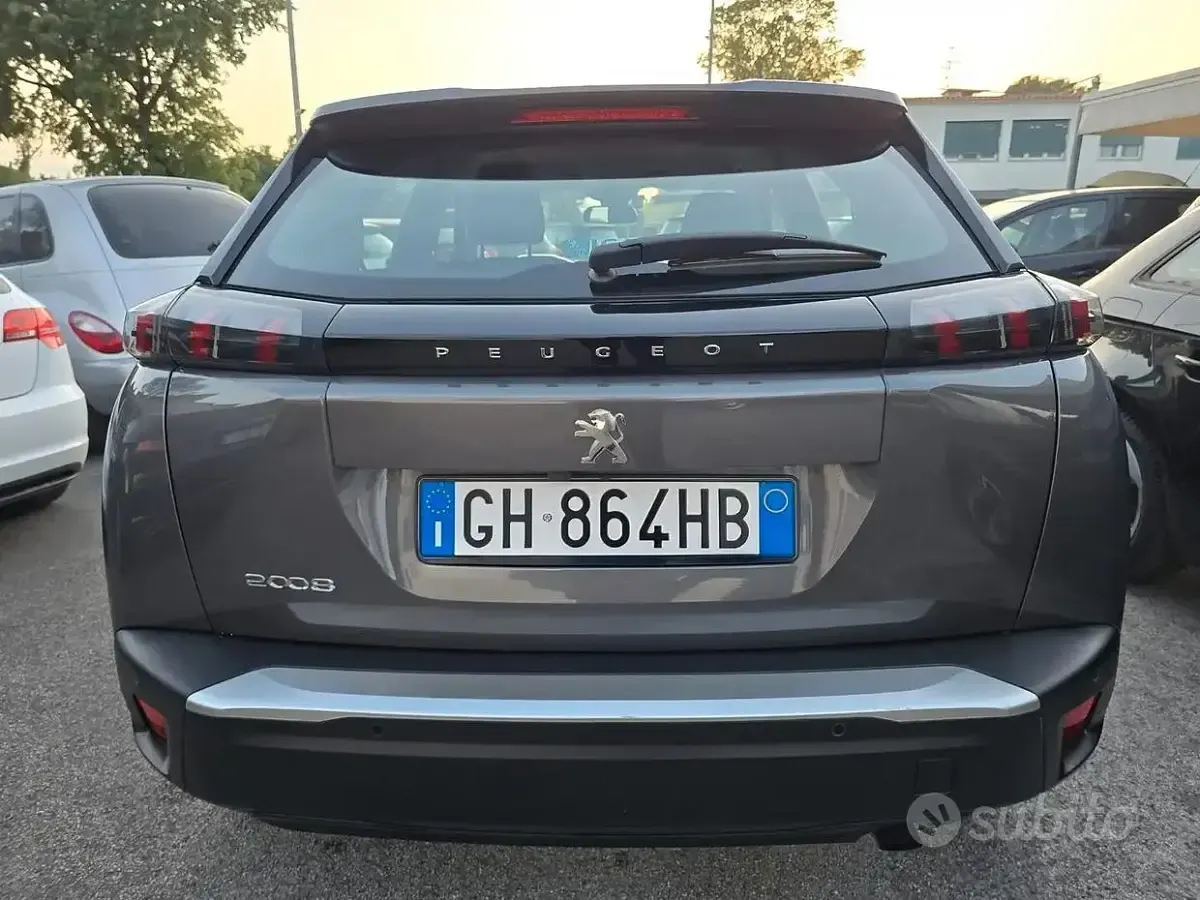 Usata Peugeot 2008 Active 101 CV (74 kW) 2022 Grigio SUV