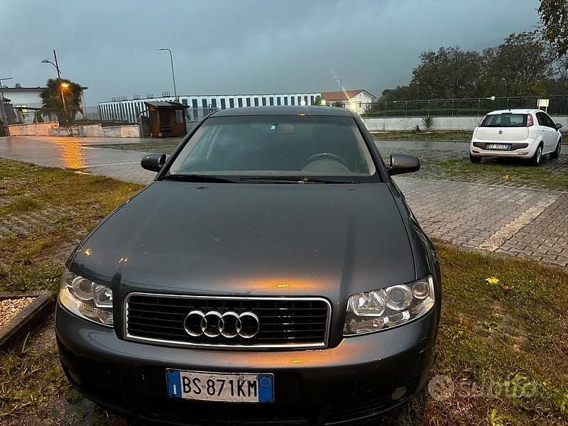 Grigio Usata 2001 Audi A4 Tre volumi | 1199 € (Super prezzo) - Immagine 1/4
