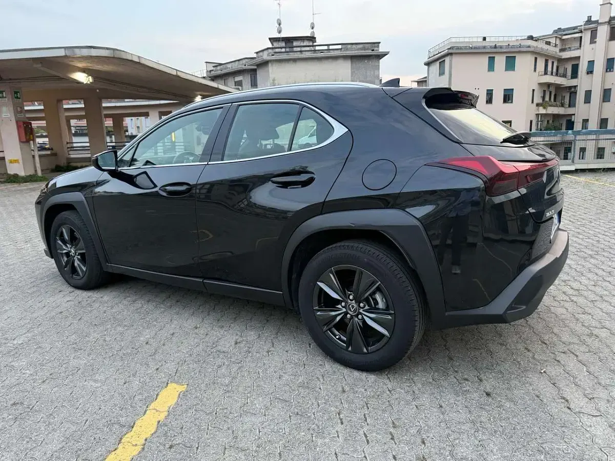 Usata Lexus UX 250h Business Edition 152 CV (111 kW) 2023 Nero SUV