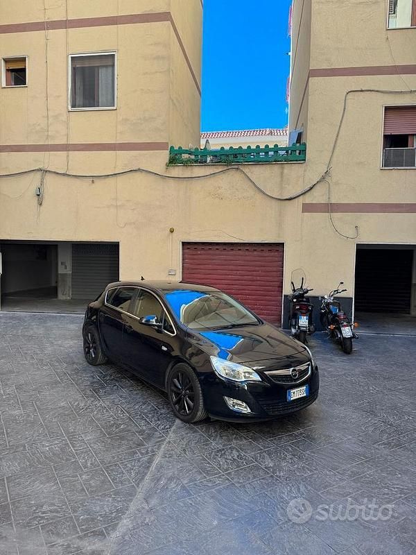 Usata Opel Astra 125 CV (91 kW) 2012 Berlina
