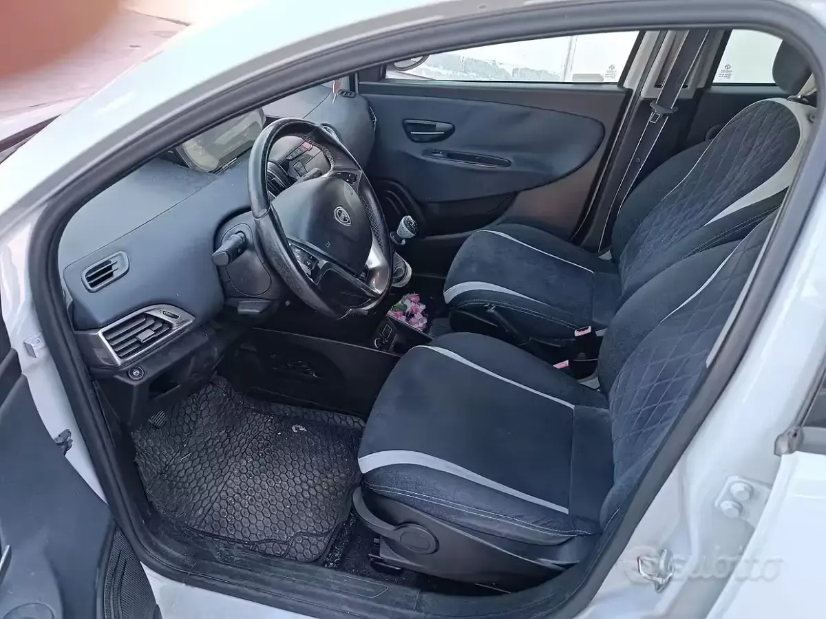 Usata Lancia Ypsilon 69 CV (50 kW) 2016 Grigio Utilitaria