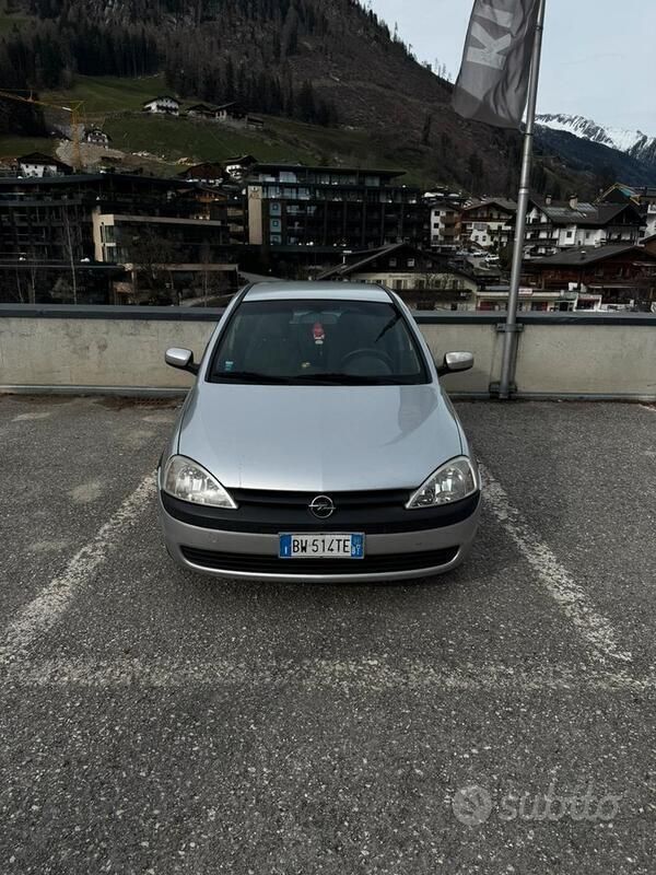Grigio Usata 2001 Opel Corsa Comfort Tre volumi | 999 € (Ottimo prezzo) - Immagine 1/4