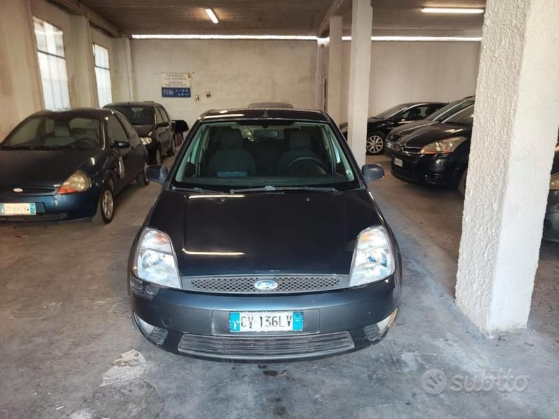 Nero Usata 2005 Ford Fiesta Utilitaria | 1800 € (Buon prezzo) - Immagine 1/4