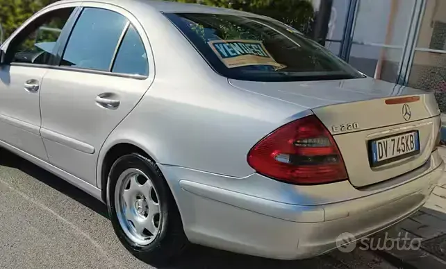 Usata Mercedes E220 150 CV (110 kW) 2003 Grigio Berlina