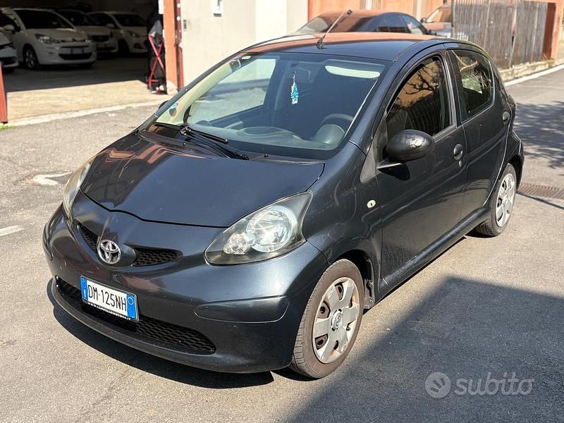 Usata Toyota Aygo 68 CV (50 kW) 2008 Grigio Utilitaria
