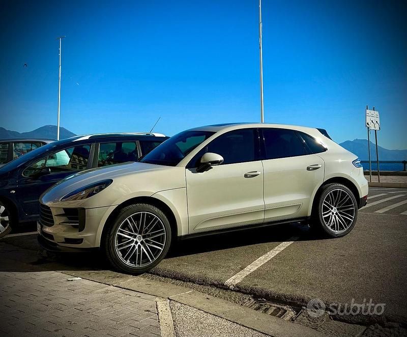 Grigio Usata 2020 Porsche Macan SUV | 48.900 € (Cara) - Immagine 1/4