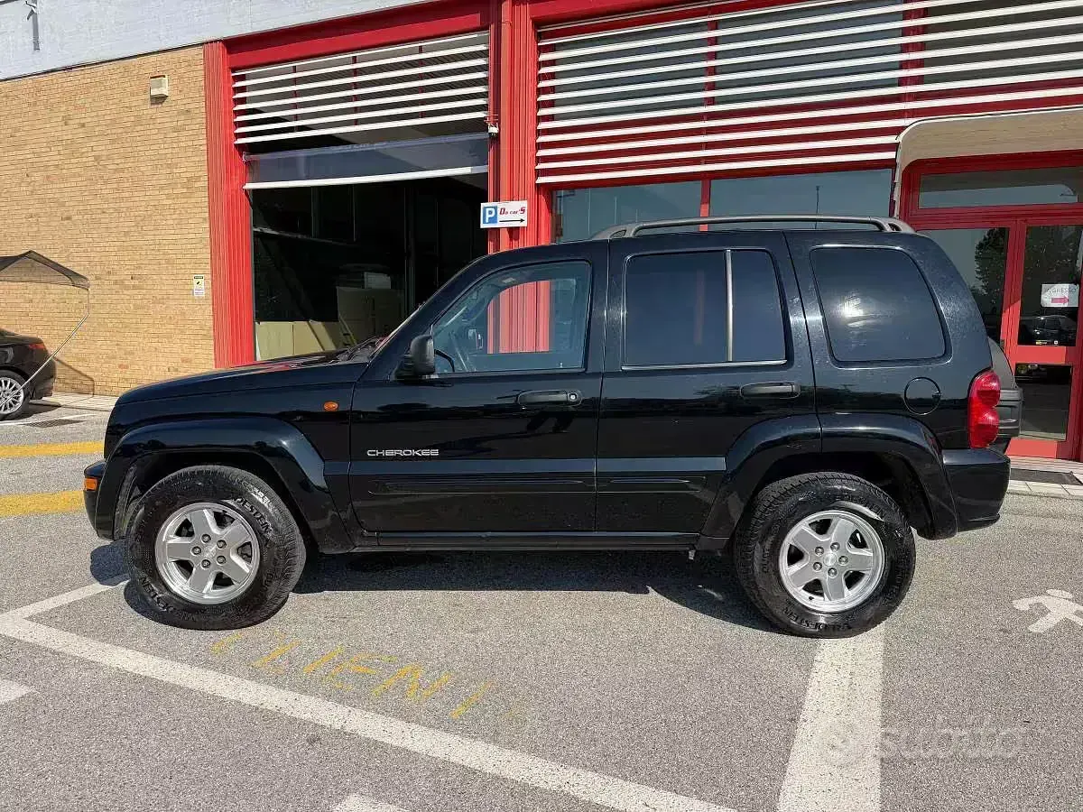 Usata Jeep Cherokee Sport 143 CV (105 kW) 2004 Nero SUV