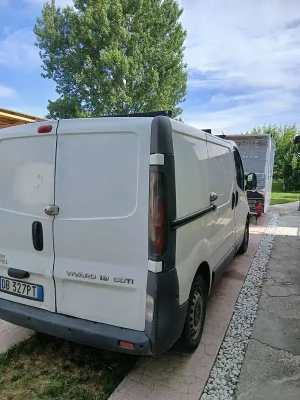 Usata Opel Vivaro 101 CV (74 kW) 2006 Bianco Monovolume