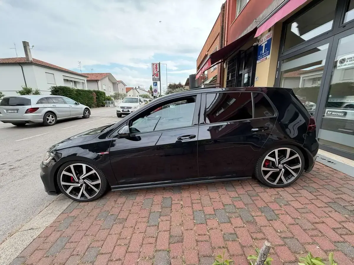 Używany VW Golf VII GTI 230 KM (169 kW) 2017 Czarny Sedan/Limuzyna