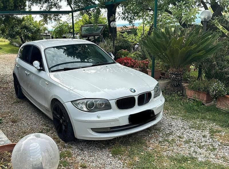 Bianco Usata 2007 BMW 118 Due volumi | 2500 € (Ottimo prezzo) - Immagine 1/4