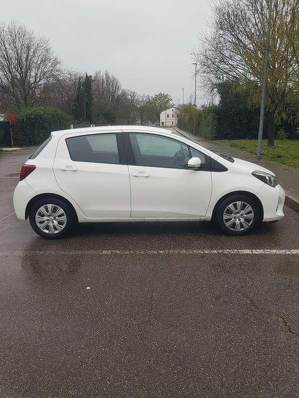 Usata Toyota Yaris Cool 90 CV (66 kW) 2015 Utilitaria