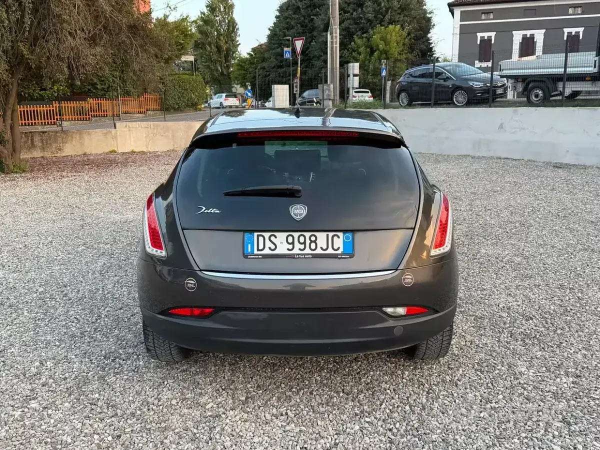 Usata Lancia Delta 120 CV (88 kW) 2008 Grigio Utilitaria