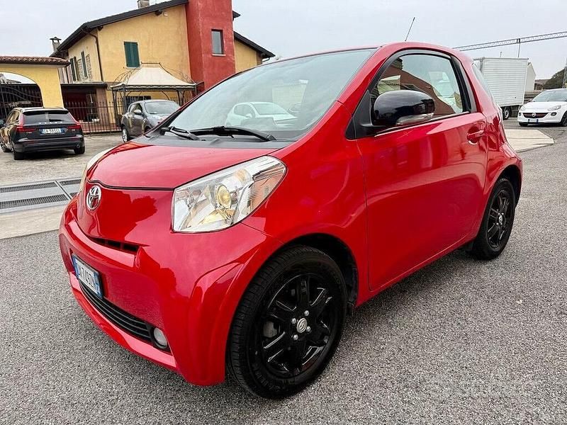 Begagnad Toyota iQ Sol 68 HK (50 kW) 2009 Röd Halvkombi