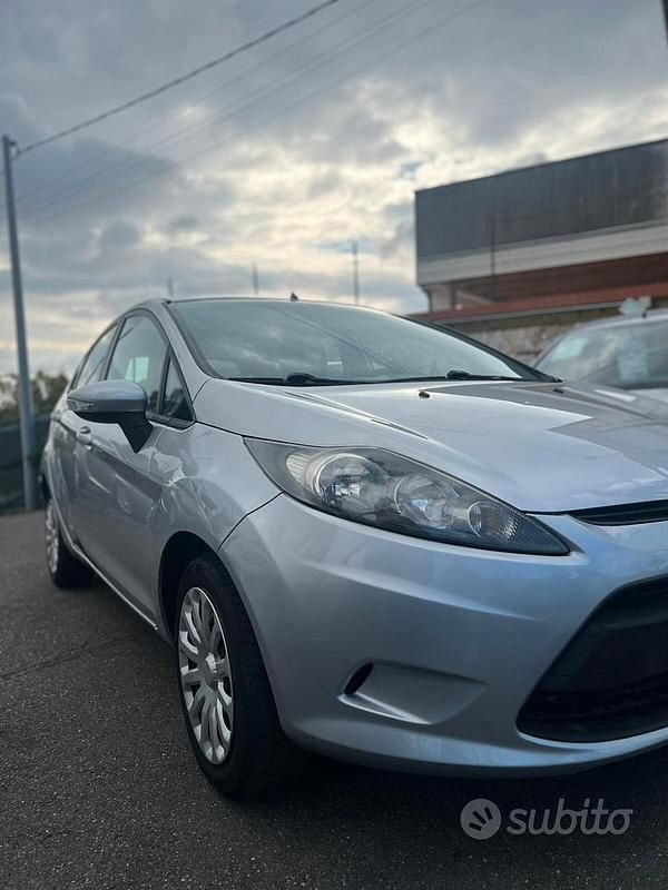 Usata Ford Fiesta Titanium 82 CV (60 kW) 2010 Grigio Berlina